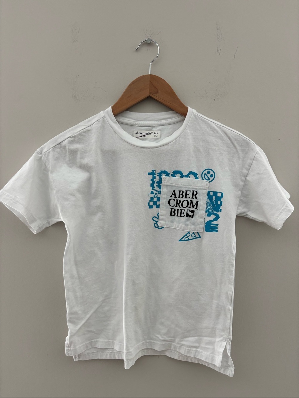 Abercrombie Kids White Graphic Pocket Tee Boys Size 9/10 Short Sleeve Logo Shirt